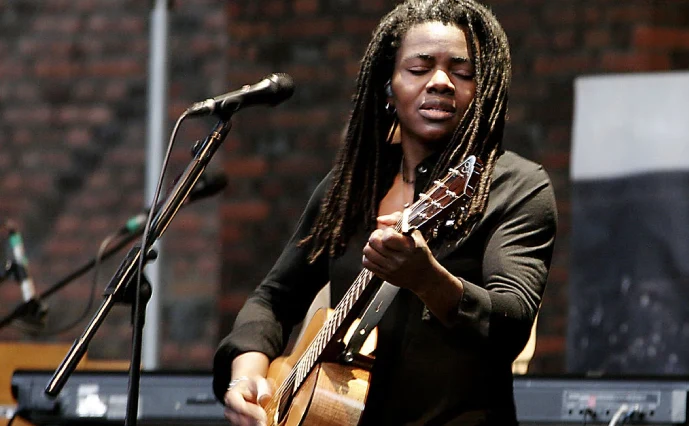 Tracy Chapman net worth performing live on stage